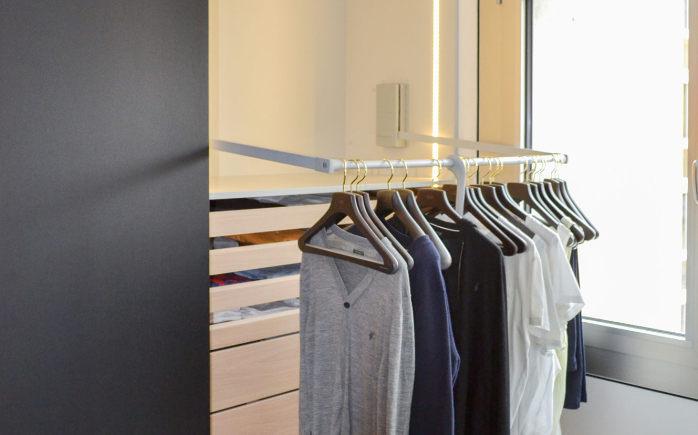 Schrank mit ausziehbarer Kleiderstange
