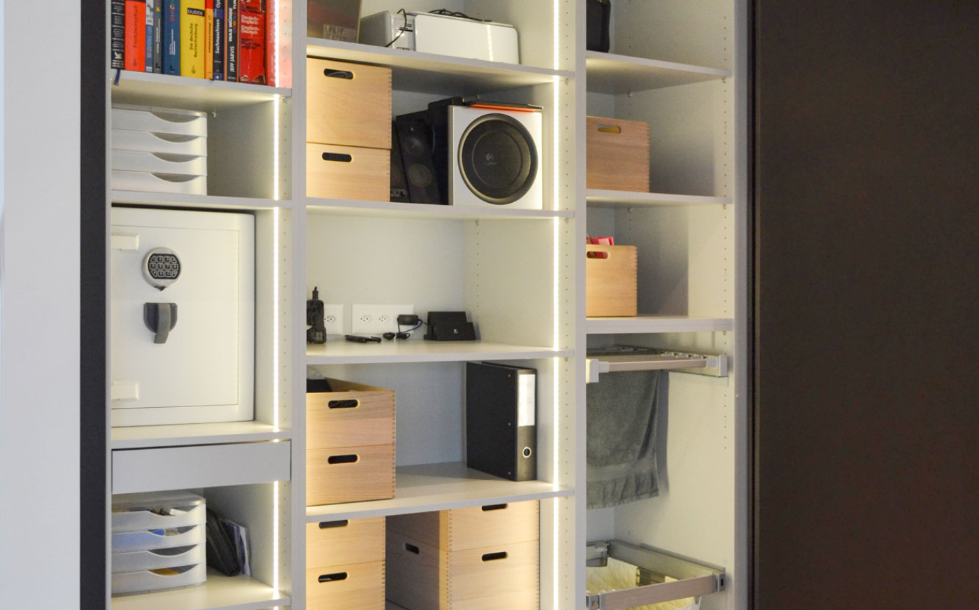Innenleben Wohnschrank mit Regalen