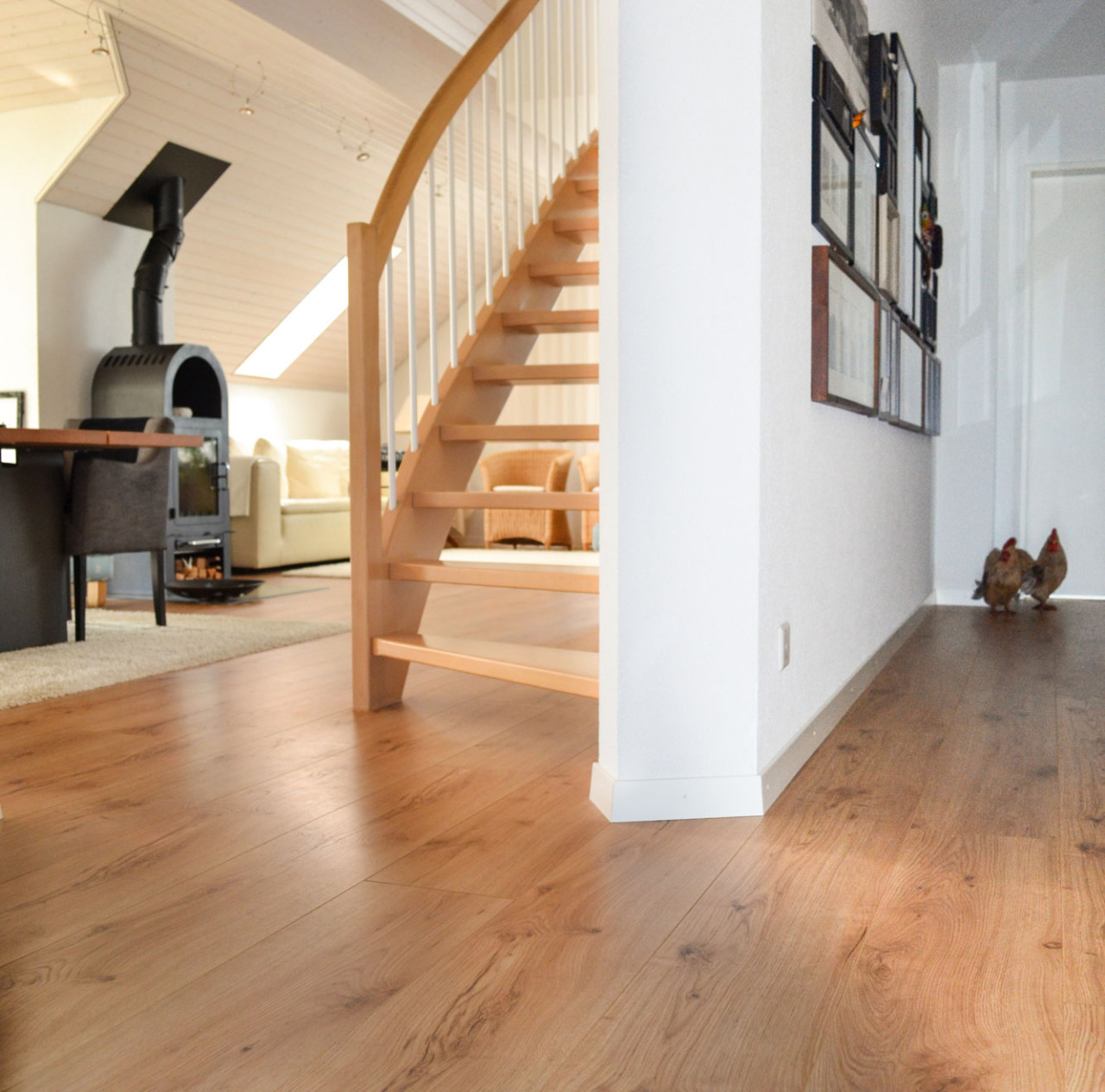 Holztreppe auf einem Holzboden in einer Wohnung