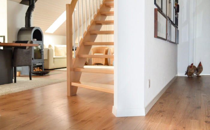 Holztreppe auf einem Holzboden in einer Wohnung
