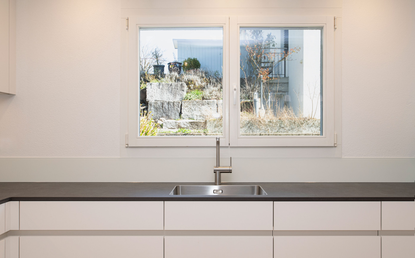 Lavabo einer K&uuml;che mit Fenster