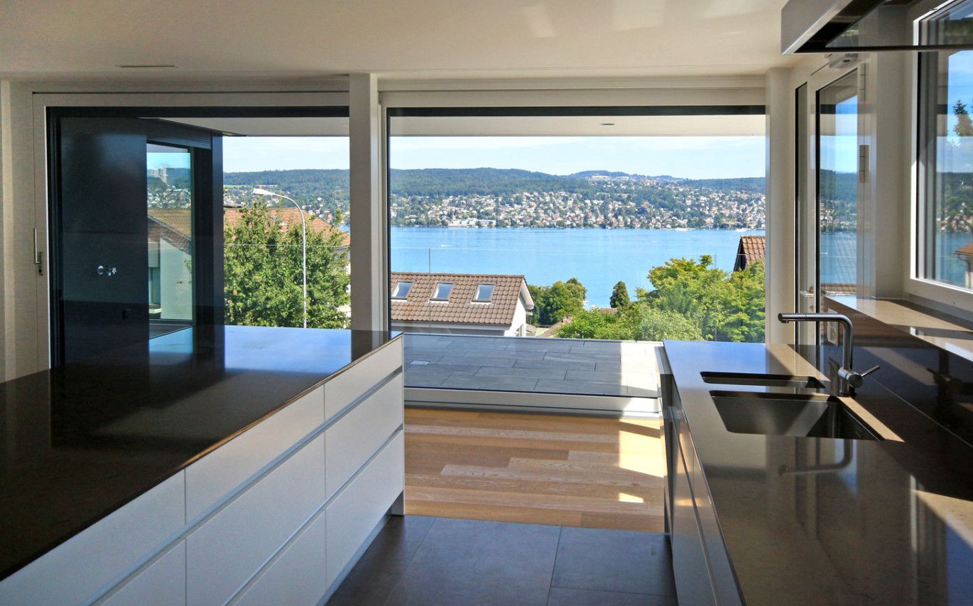 K&uuml;che mit Ausblick auf den See
