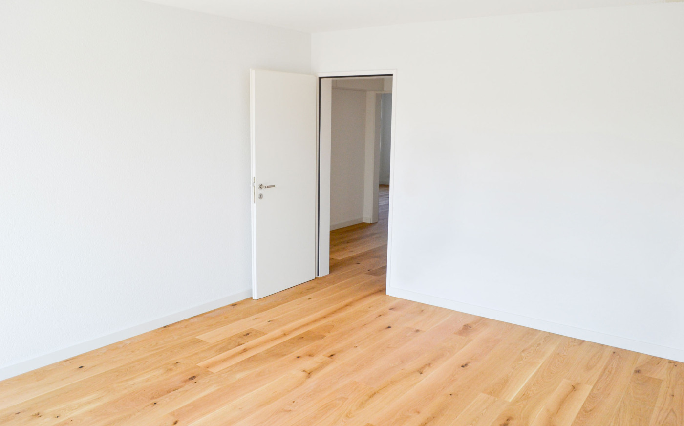 Holzboden im Raum mit T&uuml;re