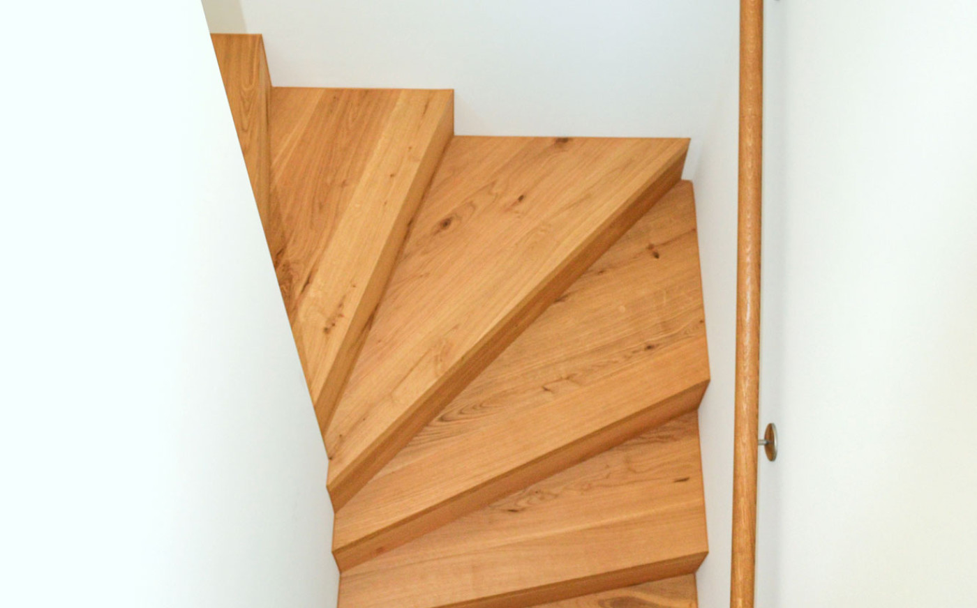 Holztreppen mit Gel&auml;nder