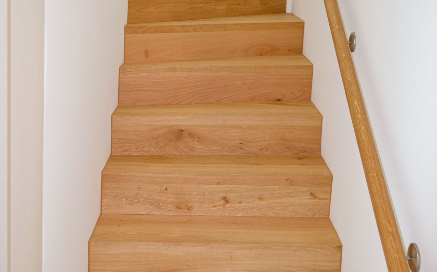 Treppen Aufgang mit Gel&auml;nder aus Holz