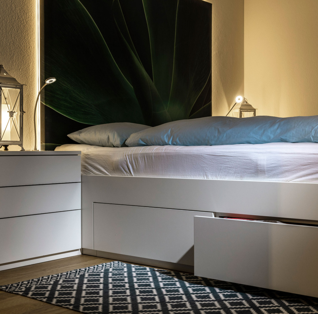 Schlafzimmer mit Bett und Tisch
