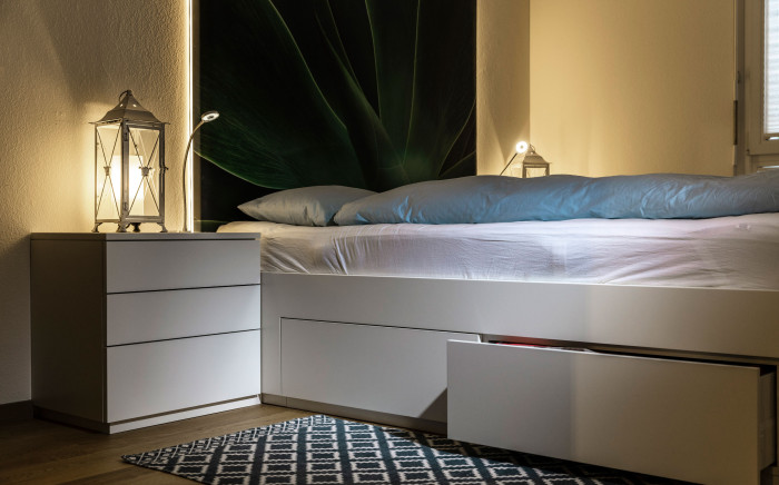 Schlafzimmer mit Bett und Tisch