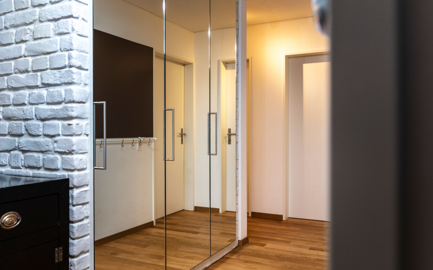 Spiegelschrank im Flur mit Holzboden