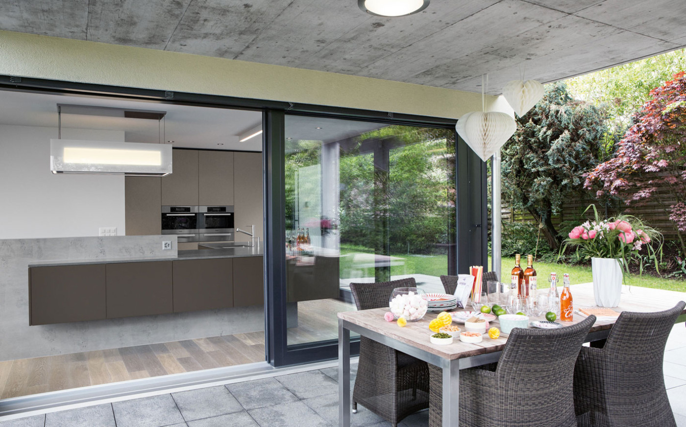 Blick vom Garten in die K&uuml;che
