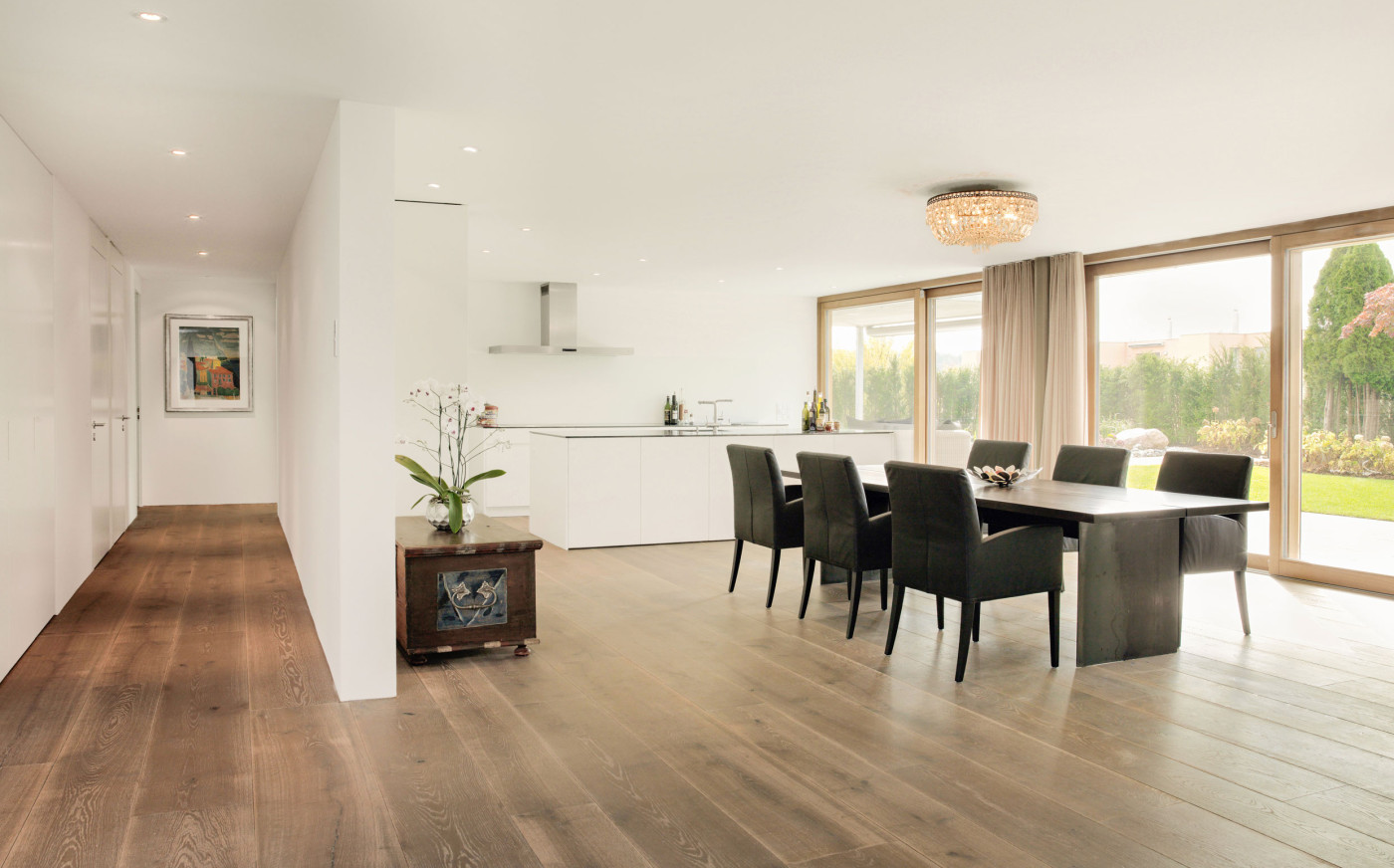 Raum mit Flur und Holzboden