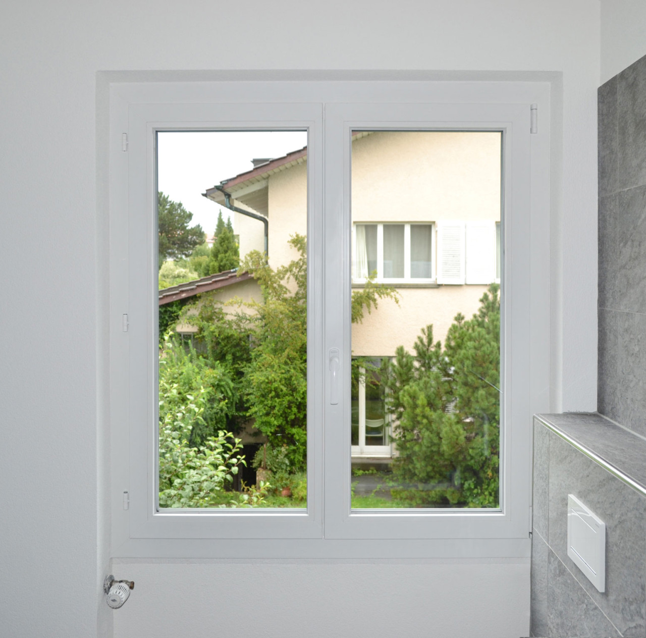 Fenster im Badezimmer mit Sicht zum Nachbarshaus