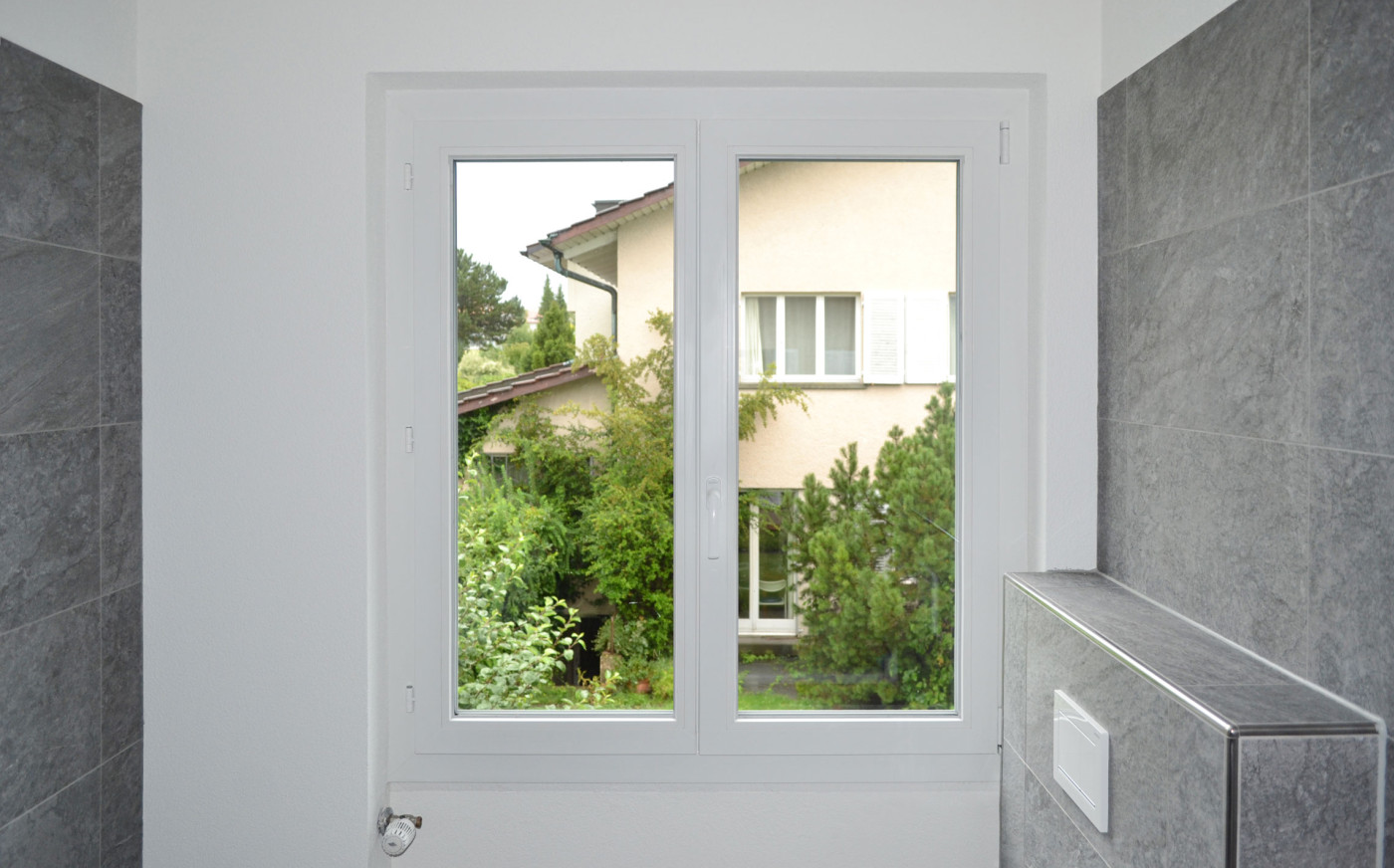 Fenster mit Sicht auf das Nachbarshaus