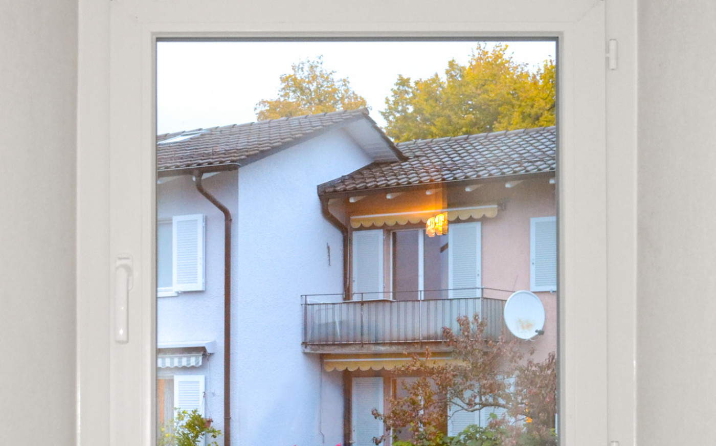 Kleines Fenster mit Sicht auf das Nachbarshaus
