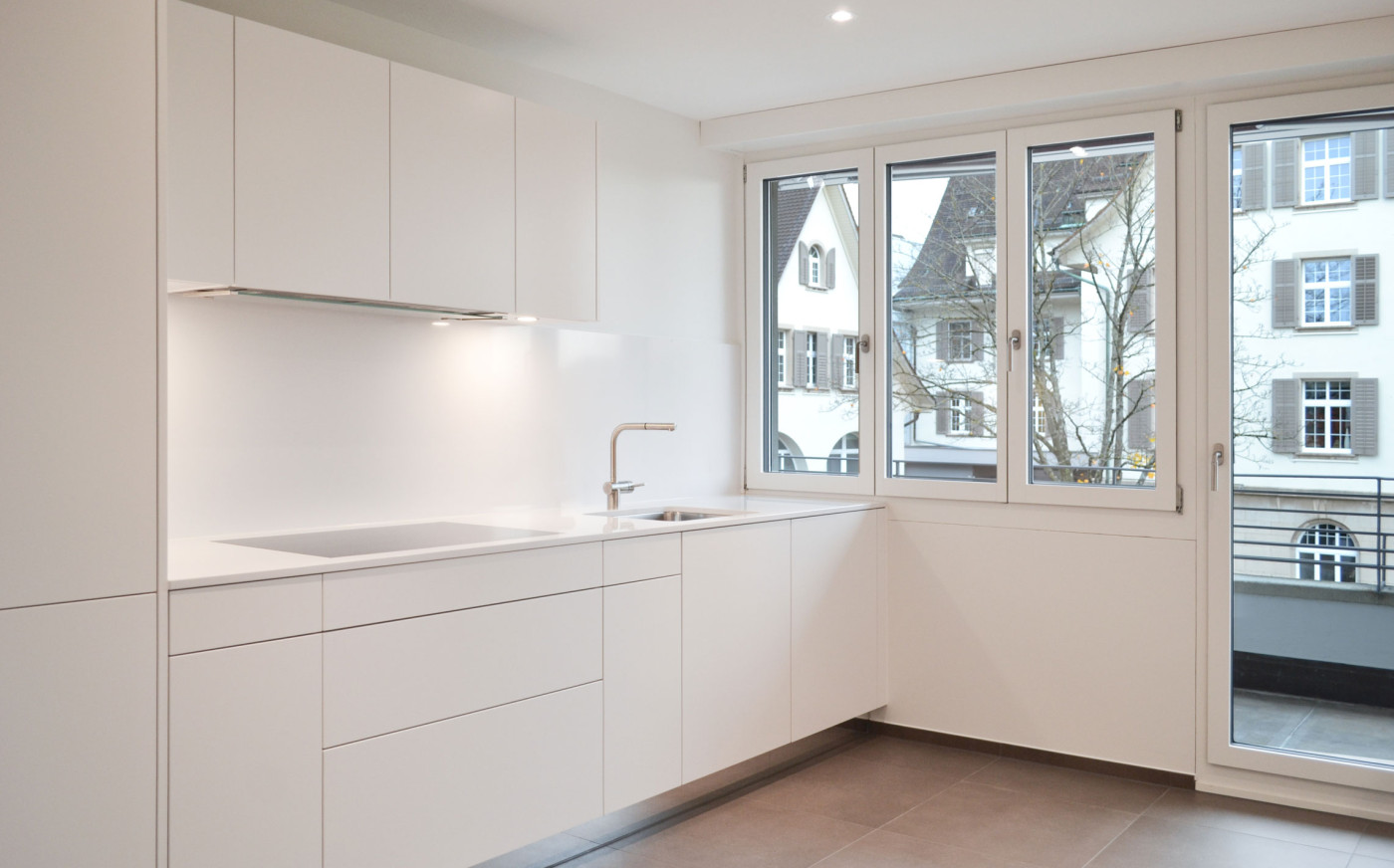 K&uuml;che mit einer Fensterfront