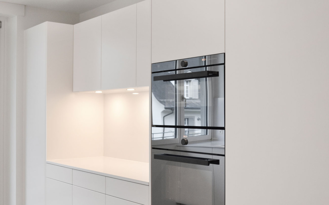 Weisse K&uuml;che mit Backofen