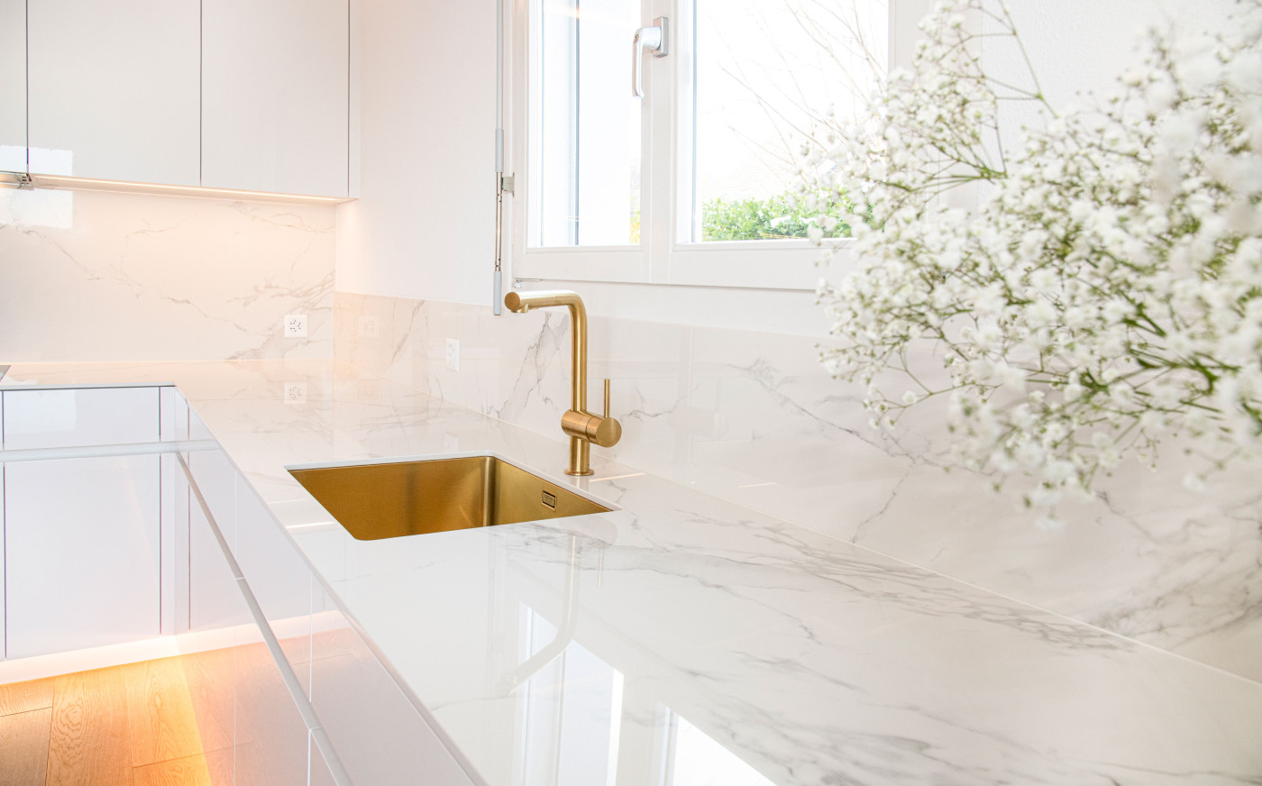 Lavabo in K&uuml;che mit Beleuchtung