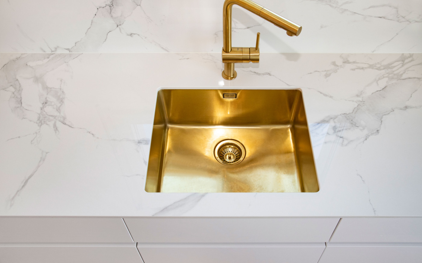 Goldiges Lavabo mit goldigem Abfluss