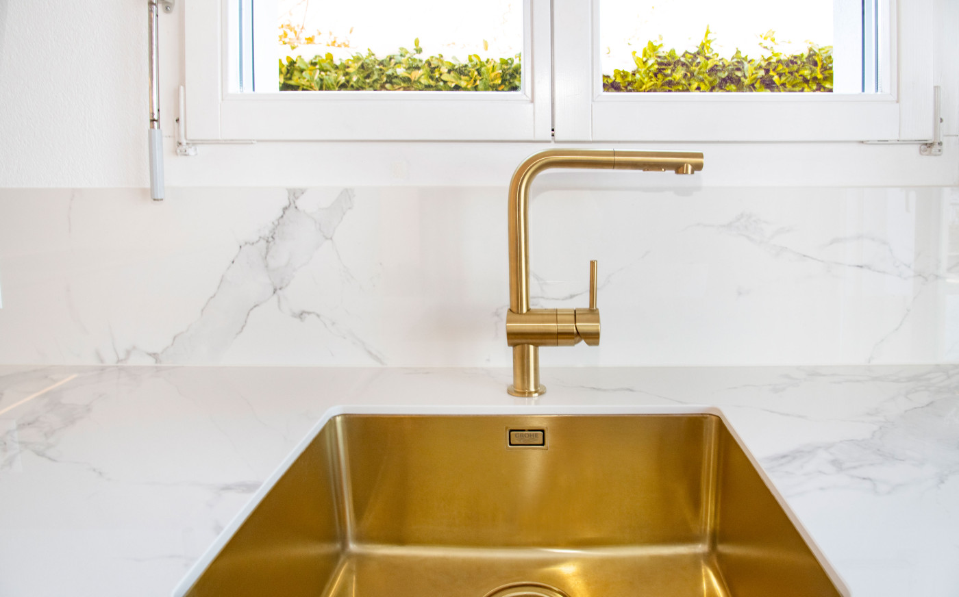 Goldiges Lavabo mit Fenster