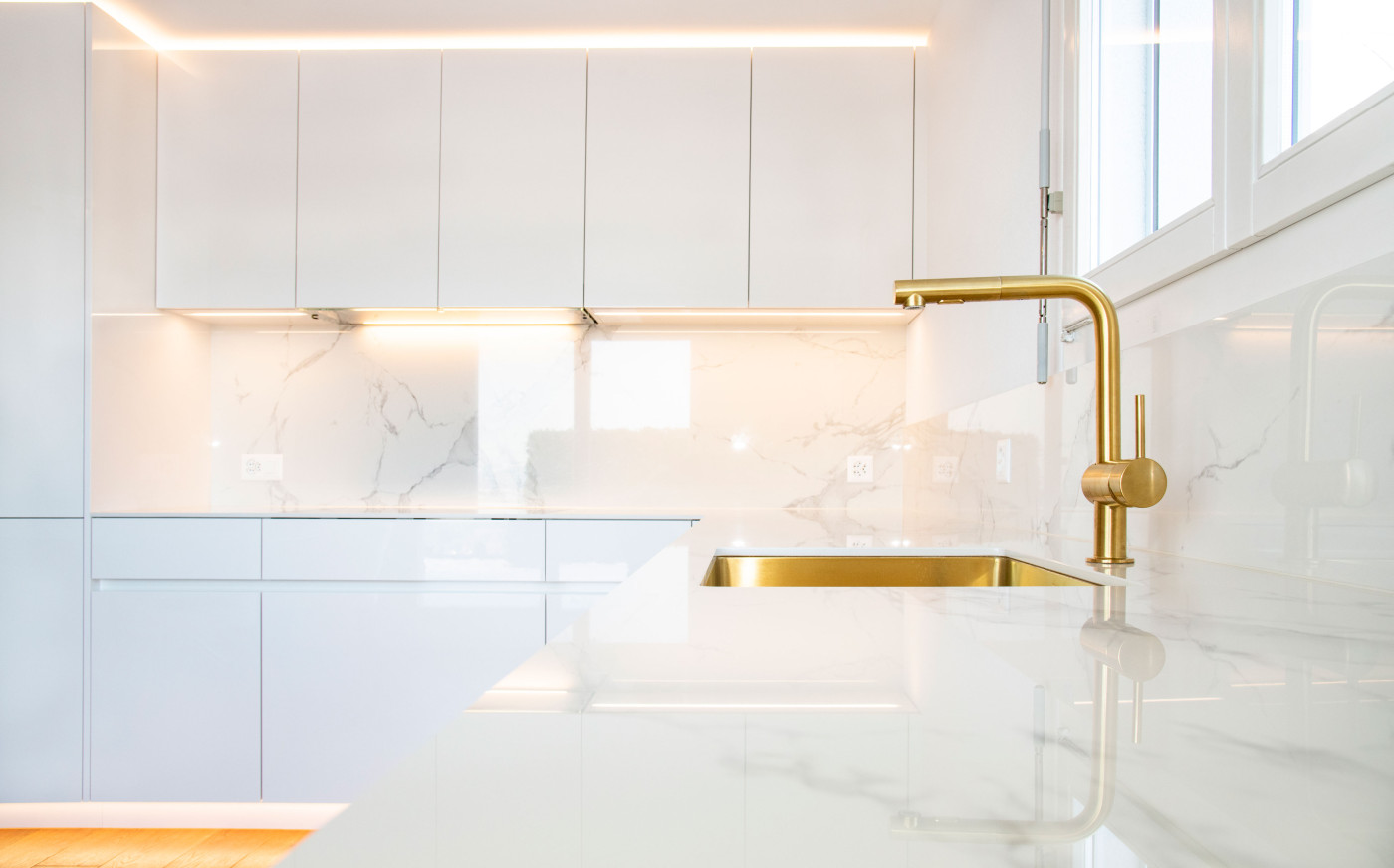 Beleuchtete K&uuml;che mit Lavabo