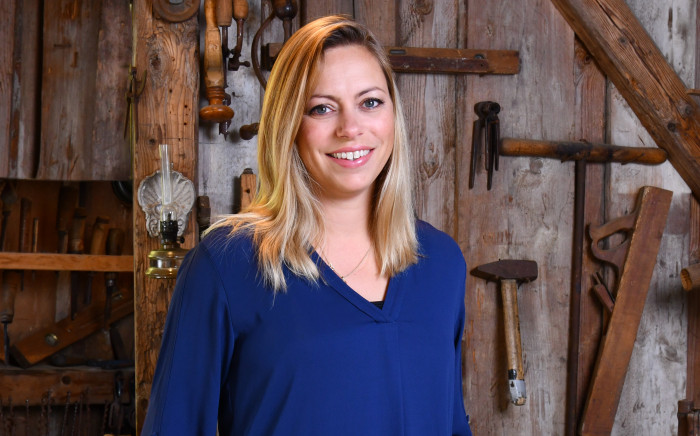 Frau in einer Werkstatt mit Holz