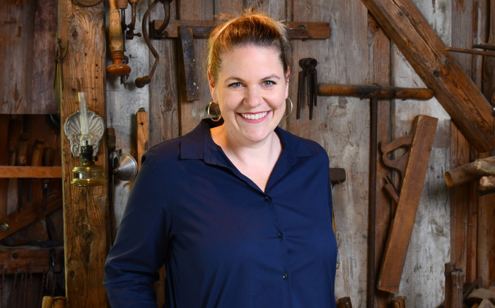 Frau in einer Werkstatt mit Holz